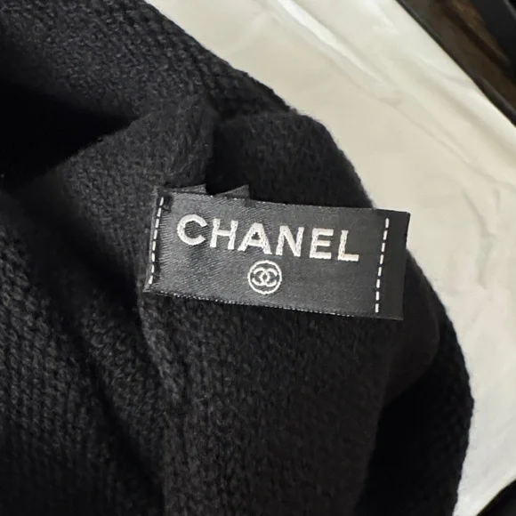 AUTHENTIC brand new CHANEL BLACK cashmere beanie with white CC - Picture 7 of 8